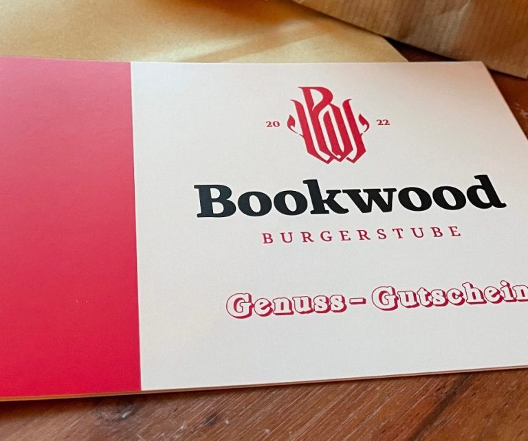 Genuss-Gutschein der Burgerstube "Bookwood" mit rotem und beigefarbenem Design.